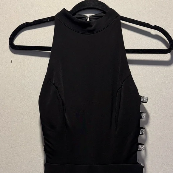 Elegant Black Sleeveless Dress - Picture 2 of 4